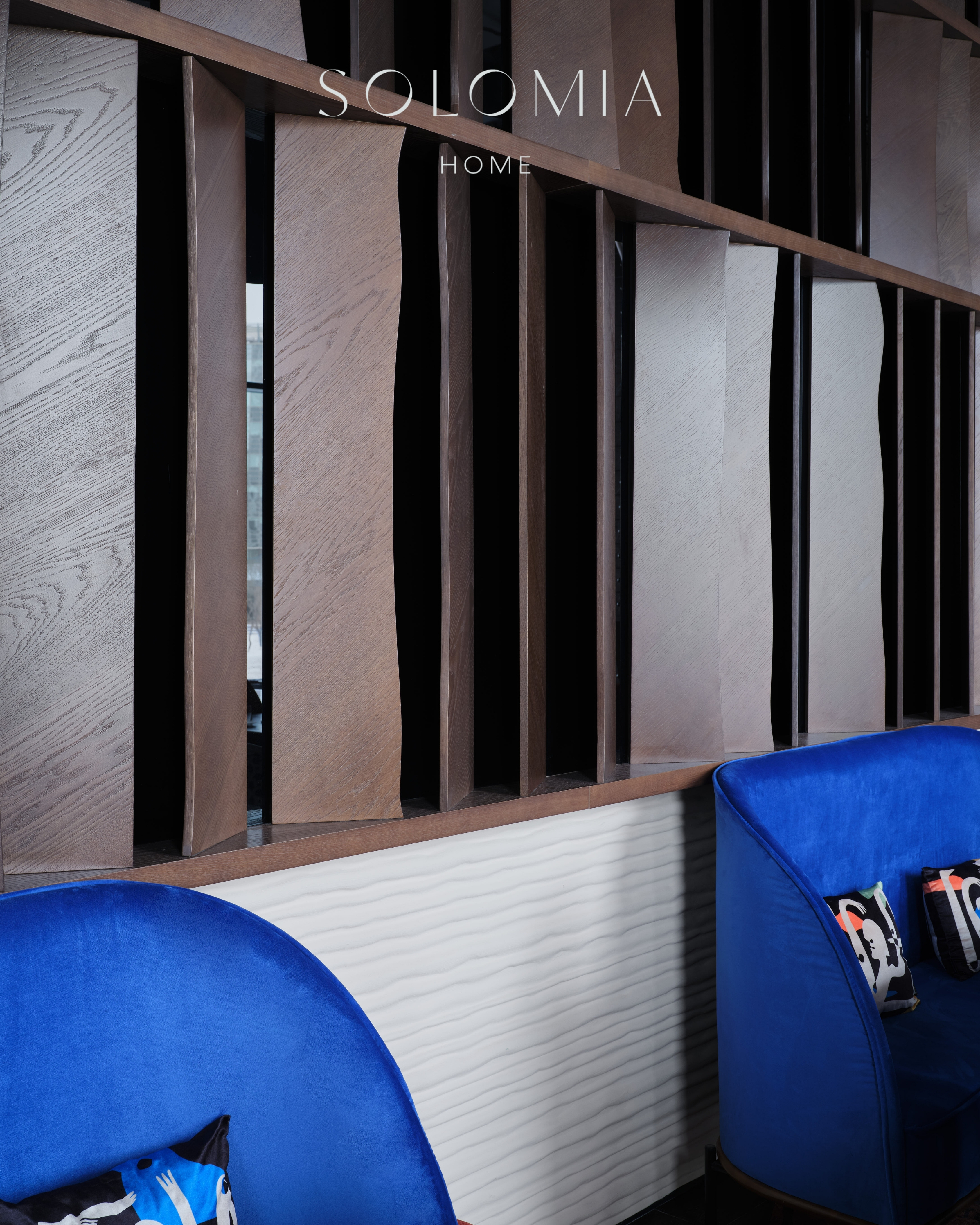 Blue banquette with wood screen, Restaurant Dio Grand Cafe — restaurant interior design Astana