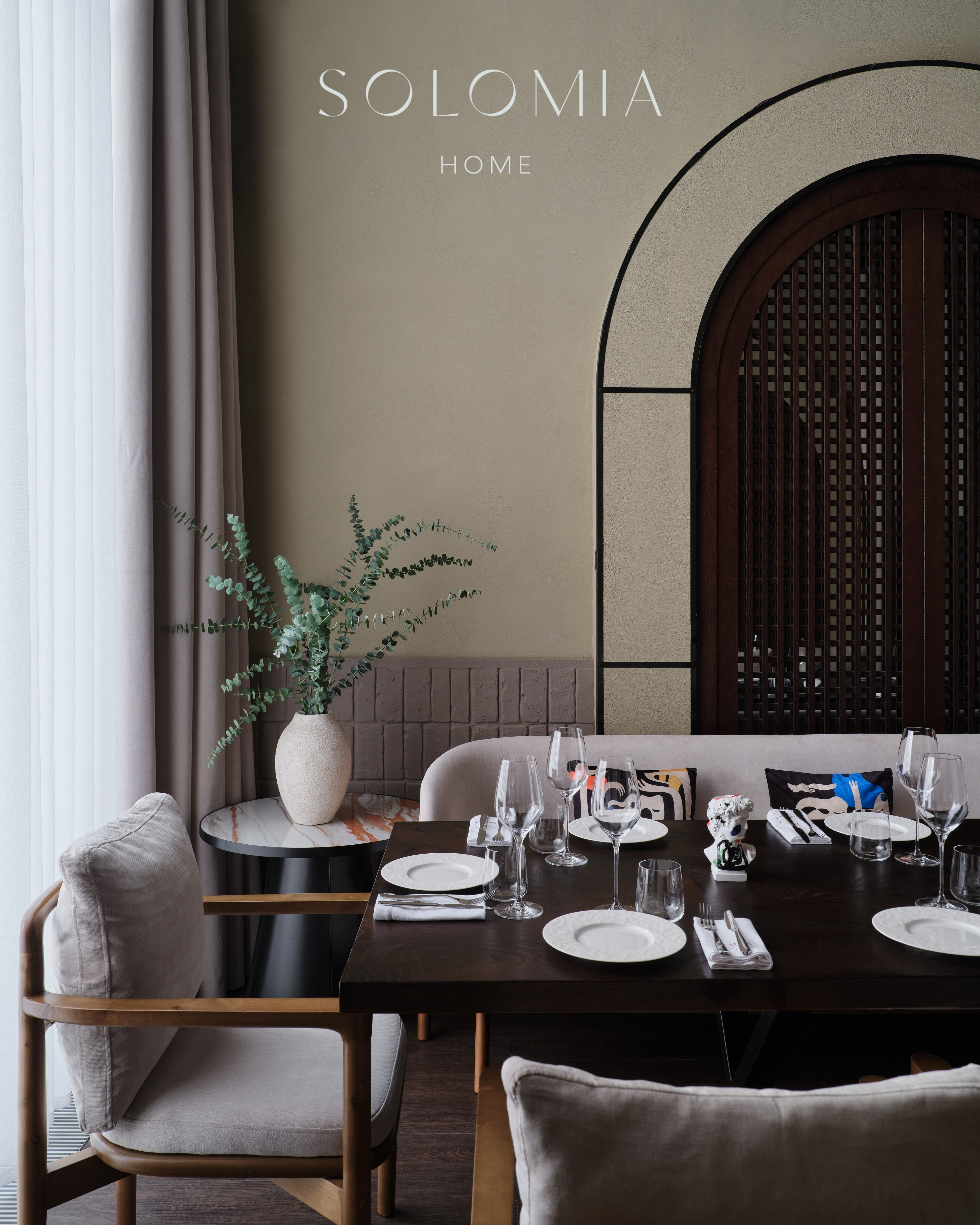 Private room table with vase, Restaurant Dio Grand Cafe — restaurant interior design Astana