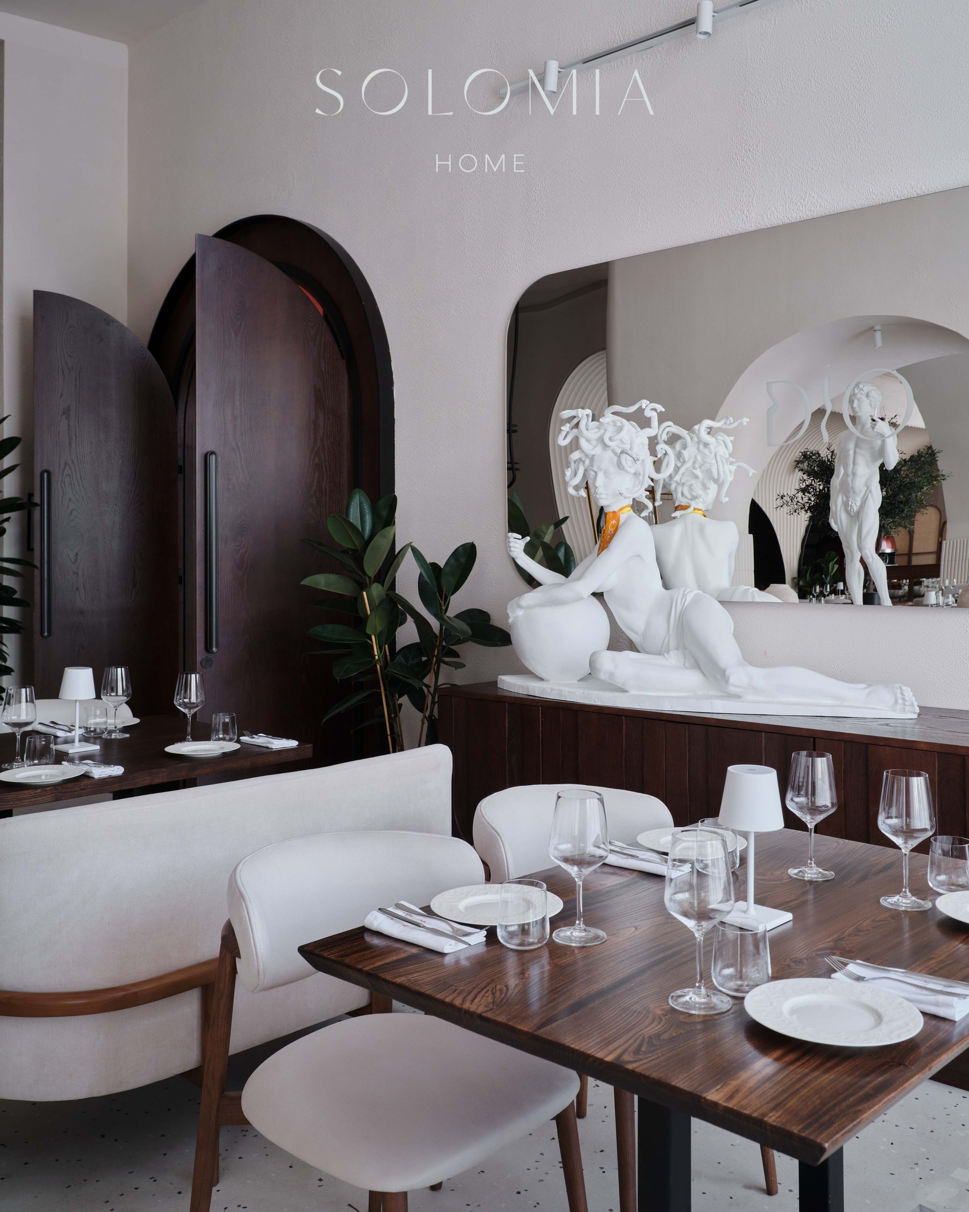 Private room with wood screens and sculpture, Restaurant Dio Grand Cafe — restaurant interior design Astana