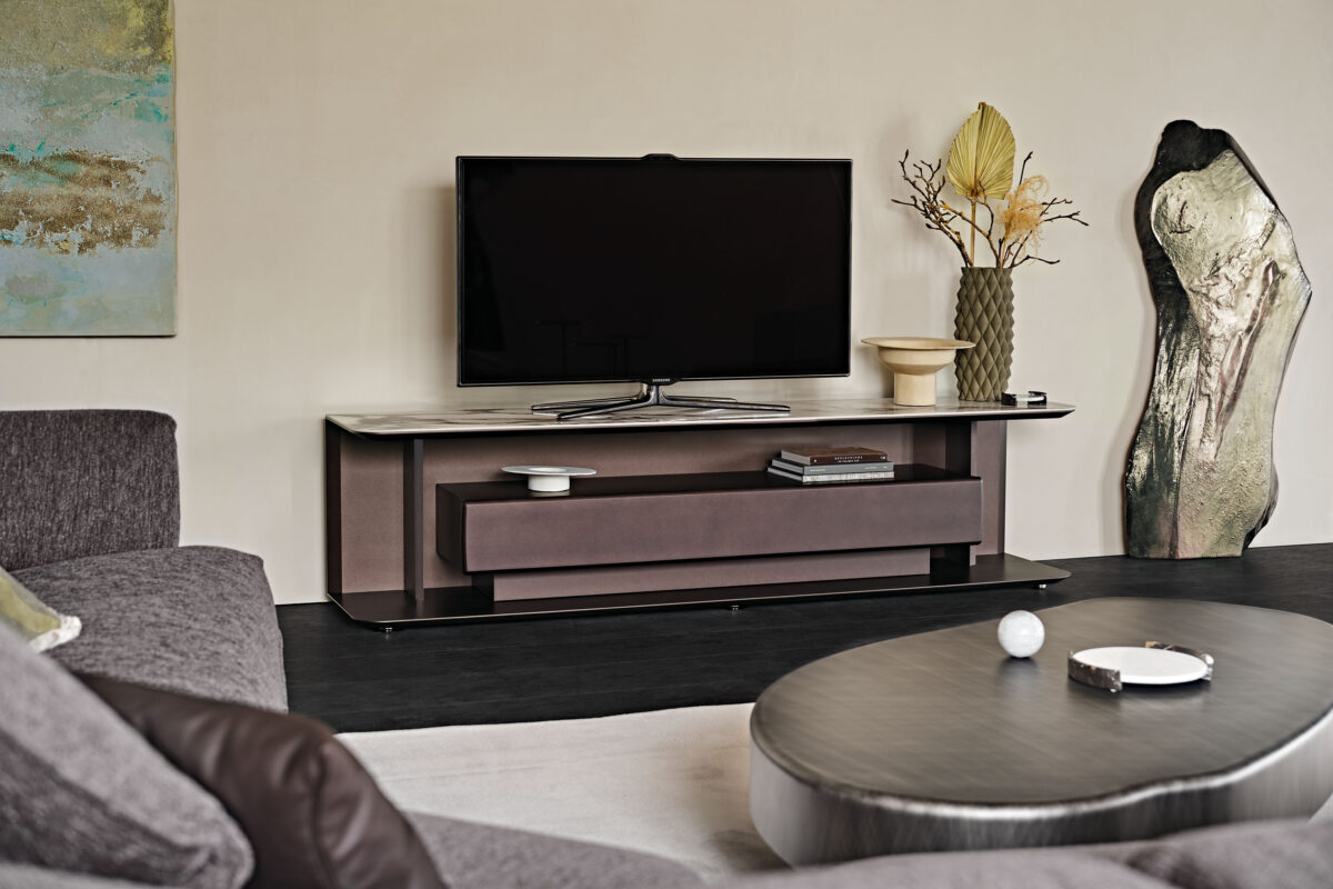 TV wall with sculpture — modern villa design Dubai